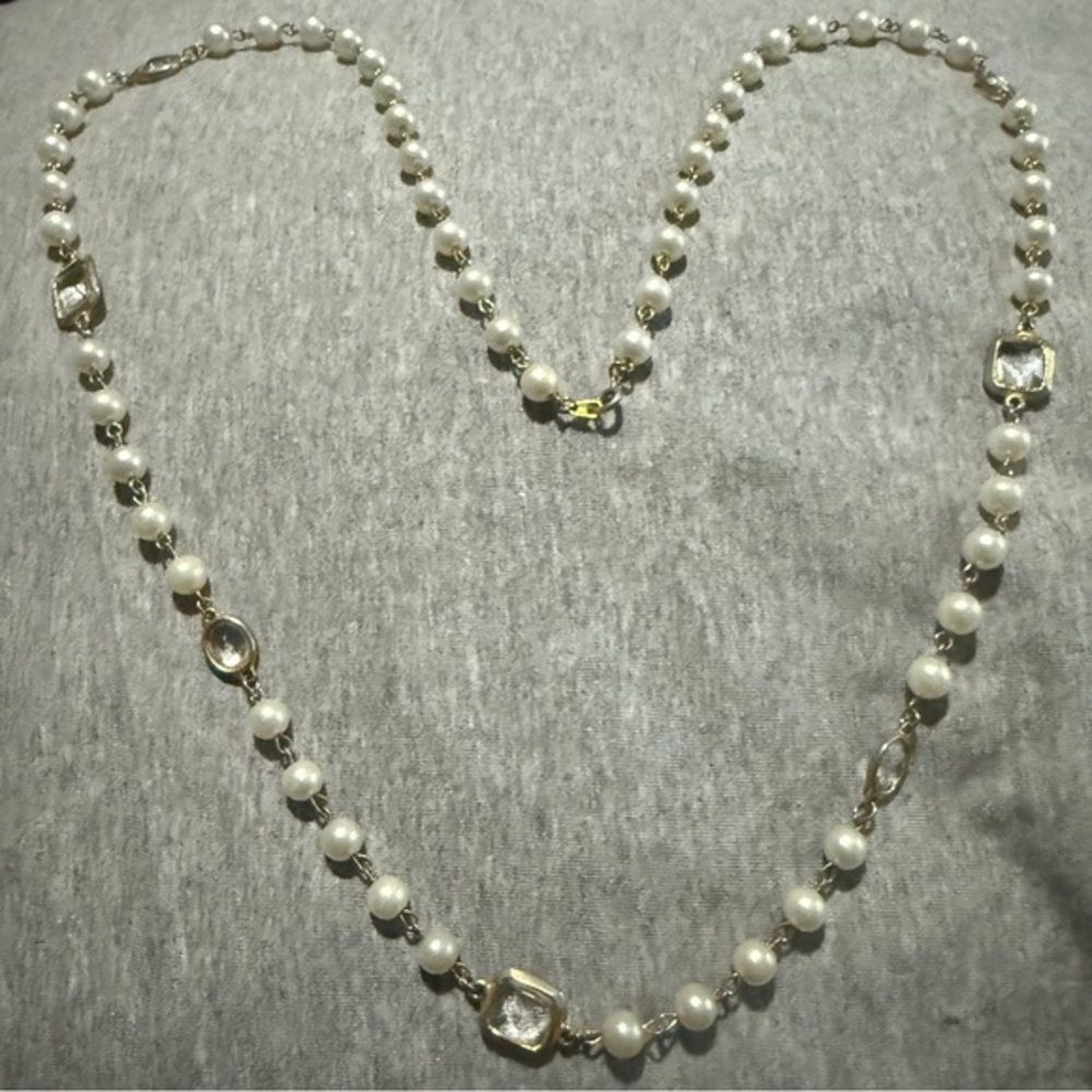 Elegant Pearl and Gold Necklace